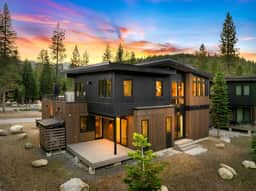 *NEW The Alpenglow House - w/Ski Shuttle & Hot Tub