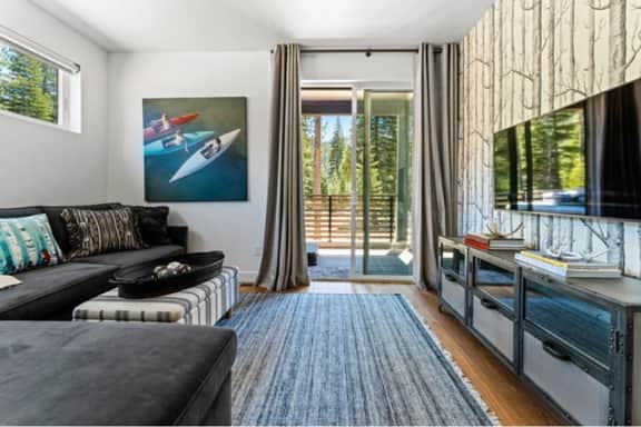 Tahoe Art Haus in Palisades | Hot Tub